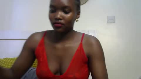 Snapshot of sexypetite_lee chatting on 09.13.25 Lee online show from 09.13.25