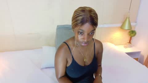 Snapshot of shamira_moore chatting on 10.03.25 Catalina online show from 10.03.25