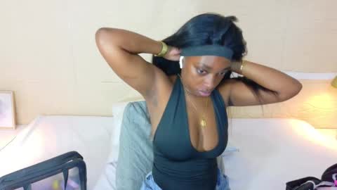 Snapshot of shamira_moore chatting on 10.18.25 Catalina online show from 10.18.25
