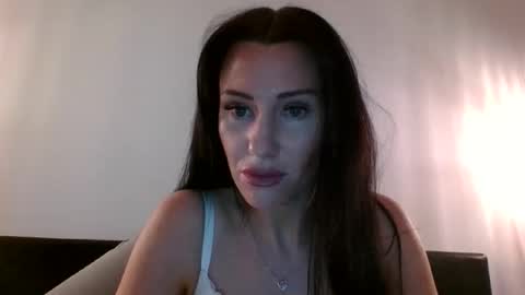 Annaleseee online show from 10.17.25