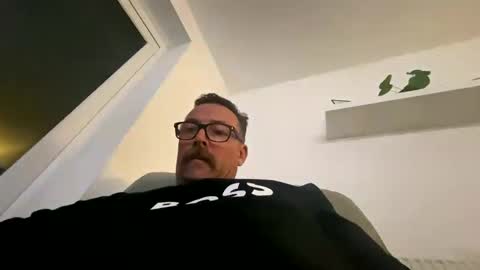 Snapshot of sharksboy16 chatting on 10.04.25 Sharksboy online show from 10.04.25