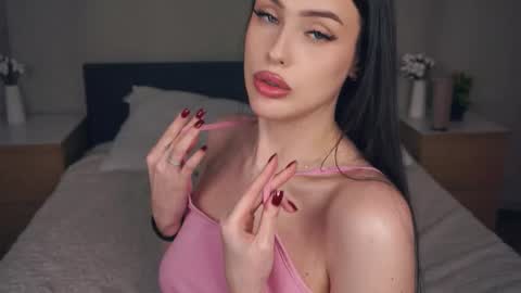 Snapshot of shilahillebrano chatting on 11.27.25 Mia online show from 11.27.25