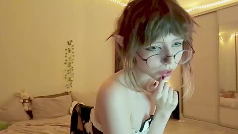 Snapshot of shushencii chatting on 09.10.25 Aria online show from 09.10.25