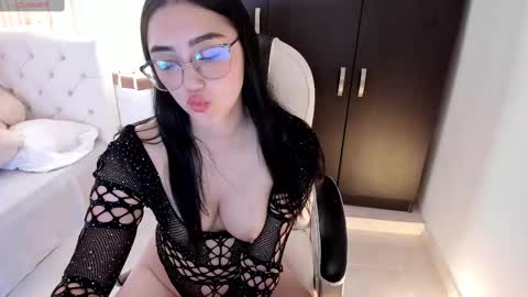 Snapshot of shy_angel4 chatting on 09.17.25 Nahomy online show from 09.17.25