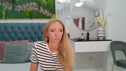 Snapshot of siennapierce chatting on 09.14.25 Sienna online show from 09.14.25