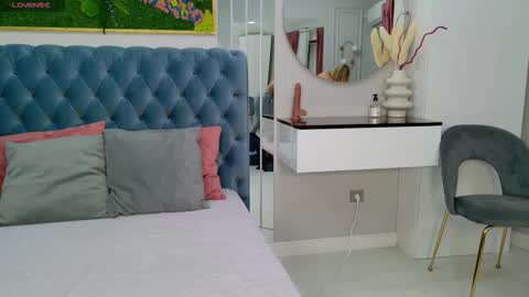 Snapshot of siennapierce chatting on 11.10.25 Sienna online show from 11.10.25