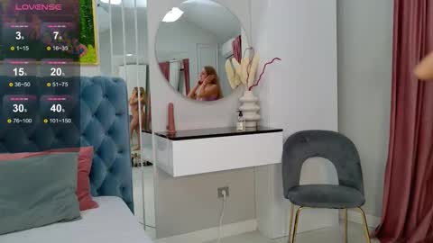 Snapshot of siennapierce chatting on 11.11.25 Sienna online show from 11.11.25