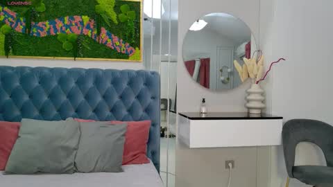 Snapshot of siennapierce chatting on 11.17.25 Sienna online show from 11.17.25