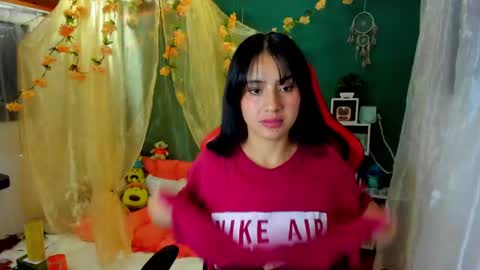 Snapshot of simone_simpson chatting on 12.20.24 Simon Simpson Modelo Independiente online show from 12.20.24