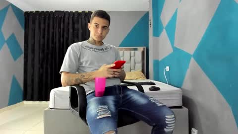 Snapshot of simonkeler chatting on 12.18.24 SIMON KELER online show from 12.18.24