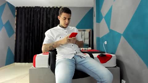 Snapshot of simonkeler chatting on 12.21.24 SIMON KELER online show from 12.21.24