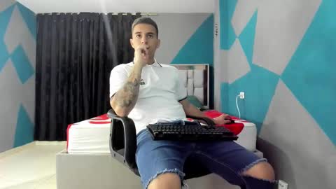 Snapshot of simonkeler chatting on 12.29.24 SIMON KELER online show from 12.29.24