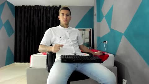 Snapshot of simonkeler chatting on 12.30.24 SIMON KELER online show from 12.30.24