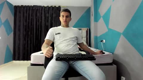 Snapshot of simonkeler chatting on 01.12.25 SIMON KELER online show from 01.12.25