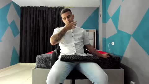 Snapshot of simonkeler chatting on 02.02.25 SIMON KELER online show from 02.02.25