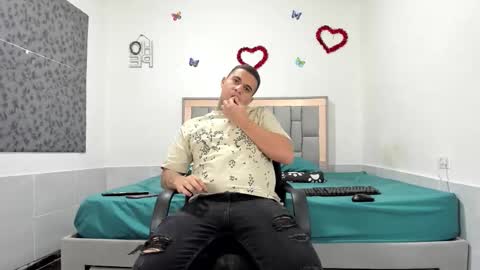 Snapshot of simonkeler chatting on 10.16.25 SIMON KELER online show from 10.16.25