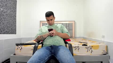 Snapshot of simonkeler chatting on 11.29.25 SIMON KELER online show from 11.29.25