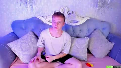 Snapshot of simonwarner chatting on 11.30.25 Simon online show from 11.30.25