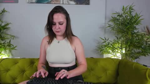 Snapshot of sira_fey chatting on 09.23.25 Sheils online show from 09.23.25