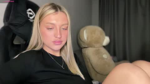 Snapshot of skyffi chatting on 01.30.25 GARRY AND SOPHIA online show from 01.30.25