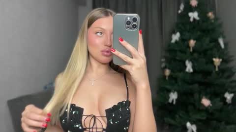 Snapshot of skyffi chatting on 11.30.25 GARRY AND SOPHIA online show from 11.30.25