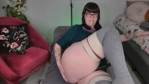Snapshot of skylar_bird chatting on 12.25.24 skylar bird online show from 12.25.24