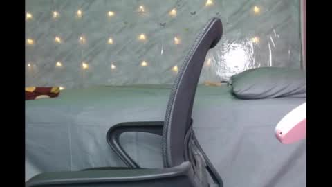 Snapshot of slimzyx chatting on 12.25.24 slimzyx online show from 12.25.24