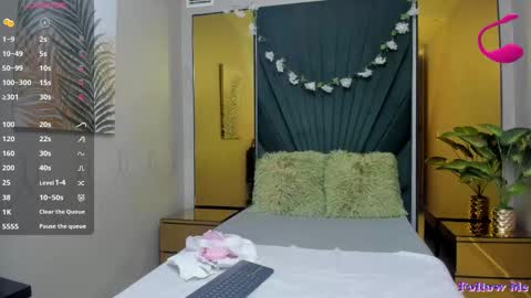Snapshot of slut_milf4u chatting on 02.13.25 Paola online show from 02.13.25