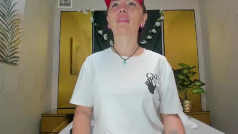Snapshot of slut_milf4u chatting on 02.19.25 Paola online show from 02.19.25