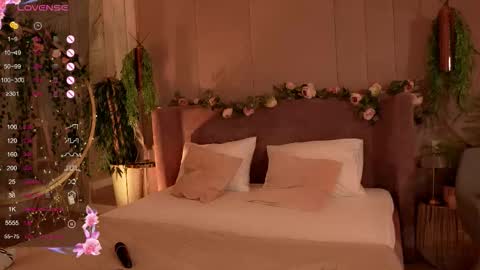 Snapshot of smiley_mia_ chatting on 10.10.25 Mia online show from 10.10.25