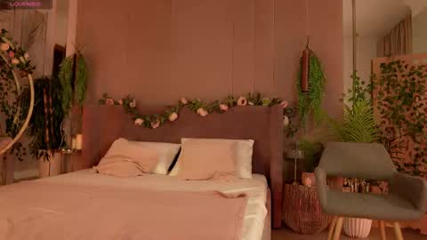 Snapshot of smiley_mia_ chatting on 10.16.25 Mia online show from 10.16.25