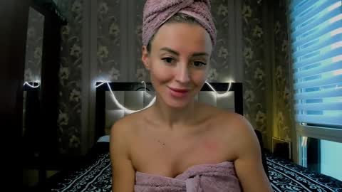 Snapshot of snezanablond chatting on 12.28.24 Sneja online show from 12.28.24