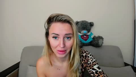 Snapshot of snezanablond chatting on 01.28.25 Sneja online show from 01.28.25