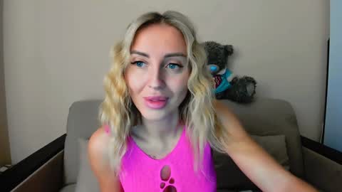 Snapshot of snezanablond chatting on 01.29.25 Sneja online show from 01.29.25