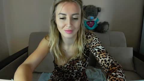 Snapshot of snezanablond chatting on 01.31.25 Sneja online show from 01.31.25