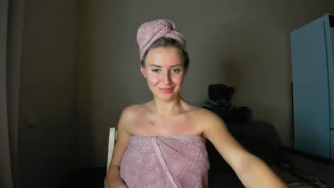 Snapshot of snezanablond chatting on 01.31.25 Sneja online show from 01.31.25