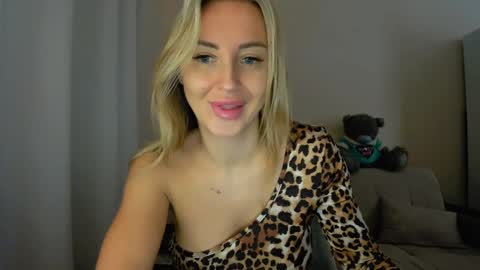 Snapshot of snezanablond chatting on 02.01.25 Sneja online show from 02.01.25