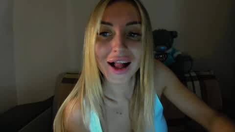 Snapshot of snezanablond chatting on 02.08.25 Sneja online show from 02.08.25