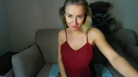 Snapshot of snezanablond chatting on 02.13.25 Sneja online show from 02.13.25