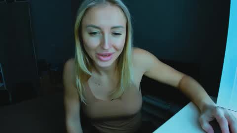 Snapshot of snezanablond chatting on 02.24.25 Sneja online show from 02.24.25