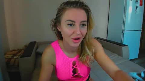 Snapshot of snezanablond chatting on 02.26.25 Sneja online show from 02.26.25