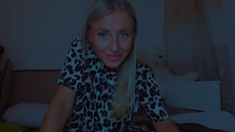 Snapshot of snezanablond chatting on 09.18.25 Sneja online show from 09.18.25