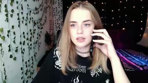 Snapshot of sofia_rosemary chatting on 10.14.25 sofia_rosemary online show from 10.14.25