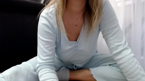 Snapshot of sofialenis chatting on 12.17.24 SofiaLenis online show from 12.17.24