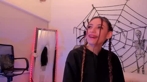 Sofia  Help me reach 5K followers  online show from 10.23.25