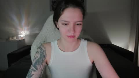 Snapshot of sonia_moon_ chatting on 09.22.25 sonia_moon_ online show from 09.22.25