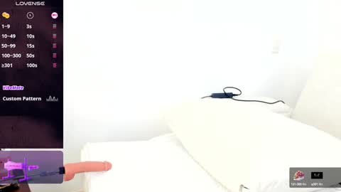 Snapshot of sophie_evanss_ chatting on 02.01.25 online show from 02.01.25