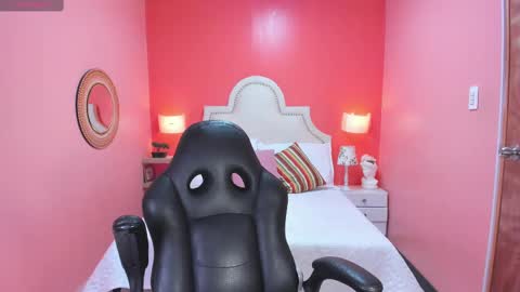 Snapshot of sophie_grays chatting on 10.22.25 S O P H I E online show from 10.22.25