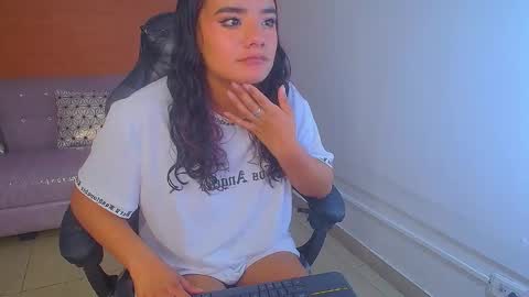 Snapshot of sophie_t_ chatting on 12.11.24 Sofia online show from 12.11.24