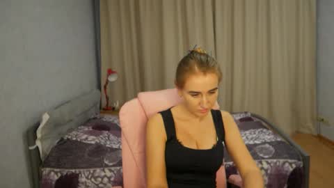 Snapshot of sophilorens chatting on 10.21.25 Sophi online show from 10.21.25